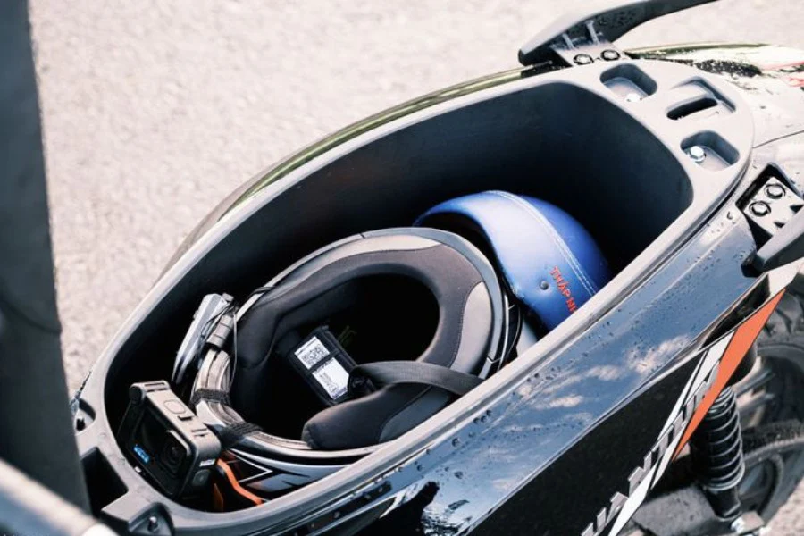 Xe máy điện cốp rộng giúp chứa đồ thoải mái, an toàn và tiện lợi