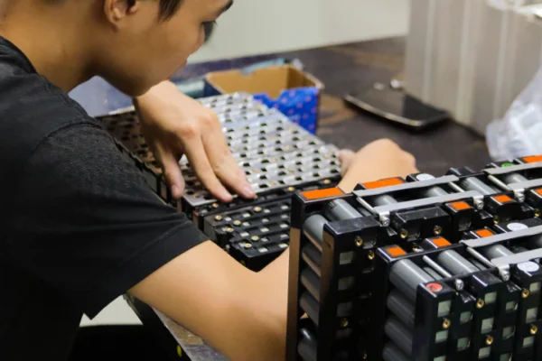 Pin trên xe điện chính hãng được bảo vệ kỹ lưỡng cùng hàng loạt biện pháp quản lý an toàn