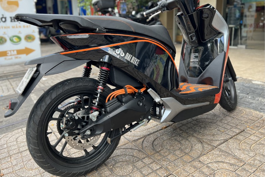 Bơm lốp đúng áp suất và tra dầu xích thường xuyên để xe vận hành êm ái