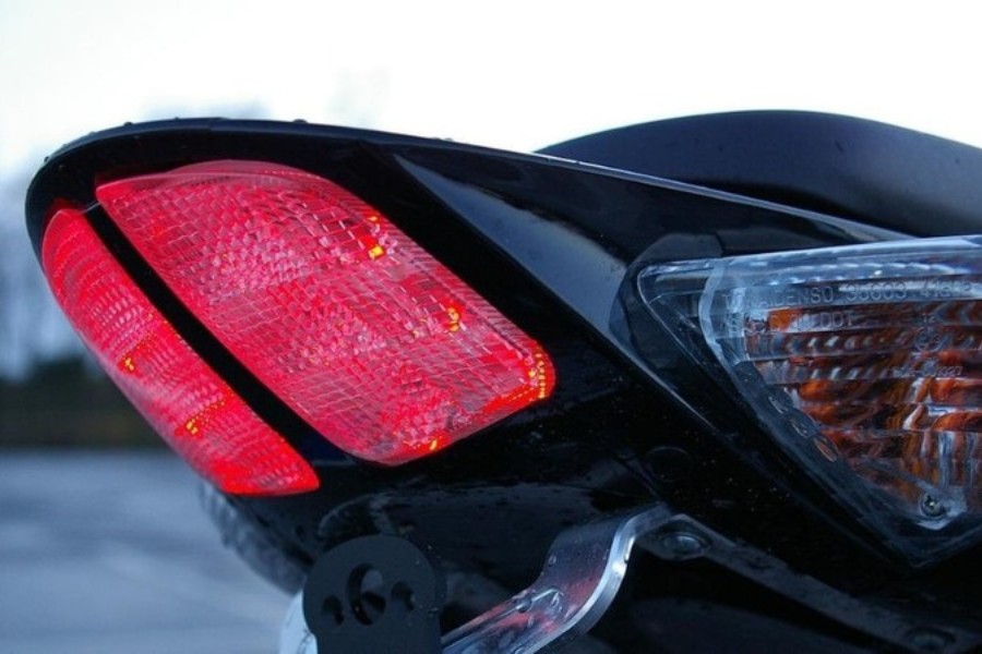 Xe bật đèn hay còi nhưng không phản hồi