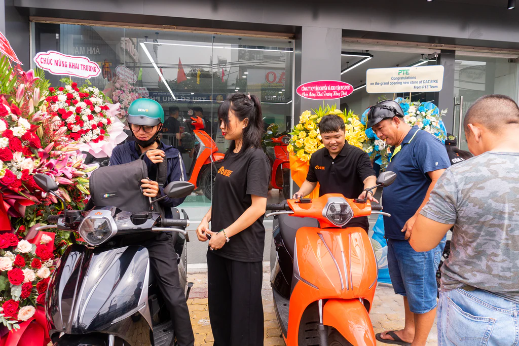 Khách hàng hào hứng lái thử xe ở store Kha Vạn Cân