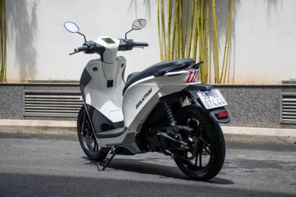 Giá pin xe máy điện Dat Bike Quantum S2 18 triệu đồng