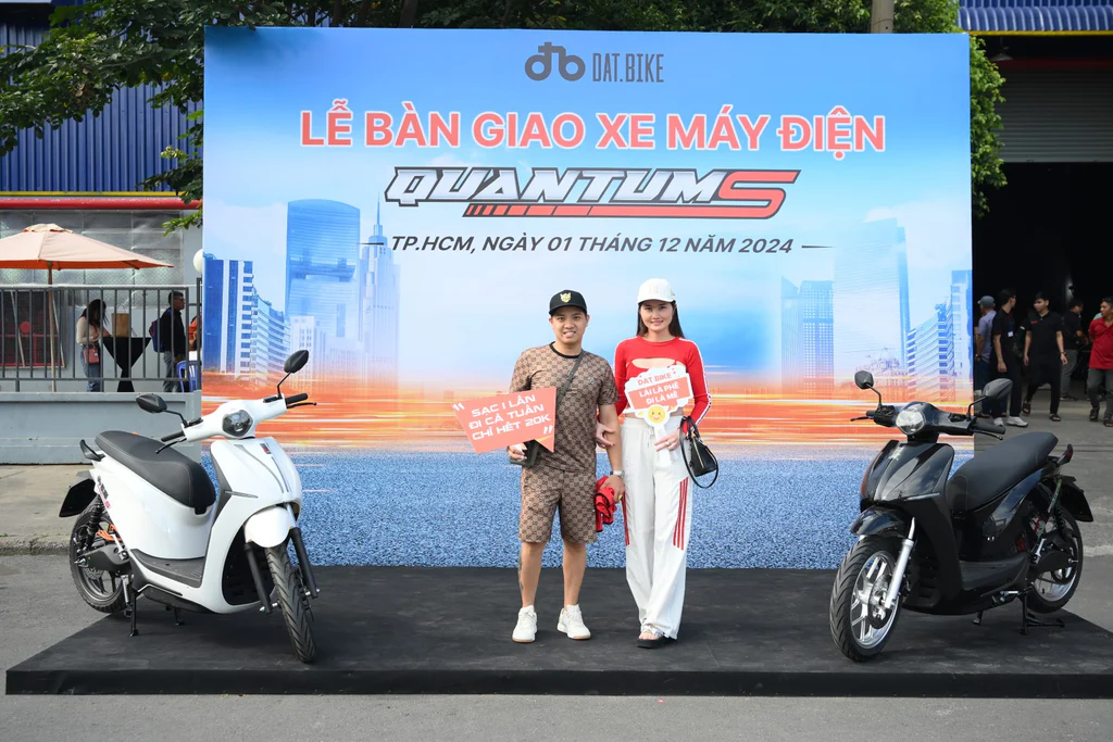 Lễ bàn giao xe máy điện cho khách hàng