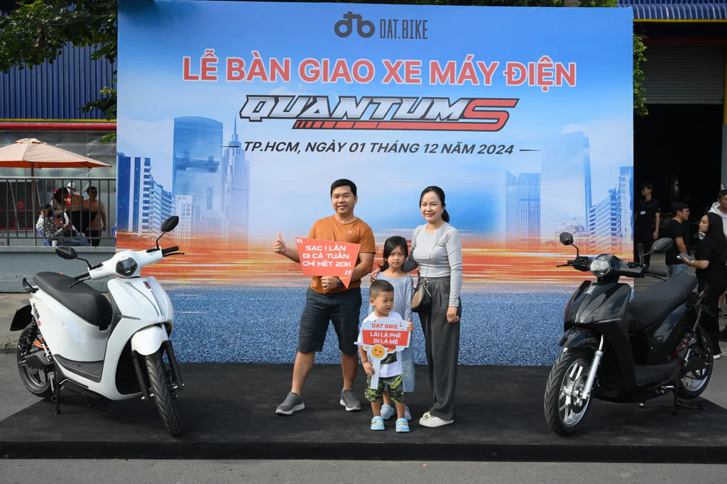 Khách hàng checkin nhận xe máy điện