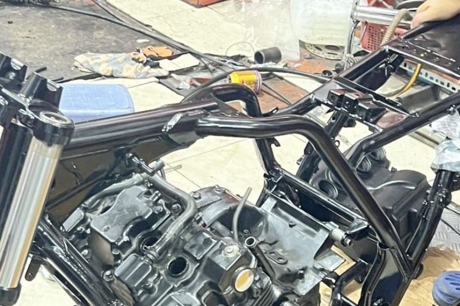 Va chạm xe mạnh làm gãy khung sườn xe máy điện