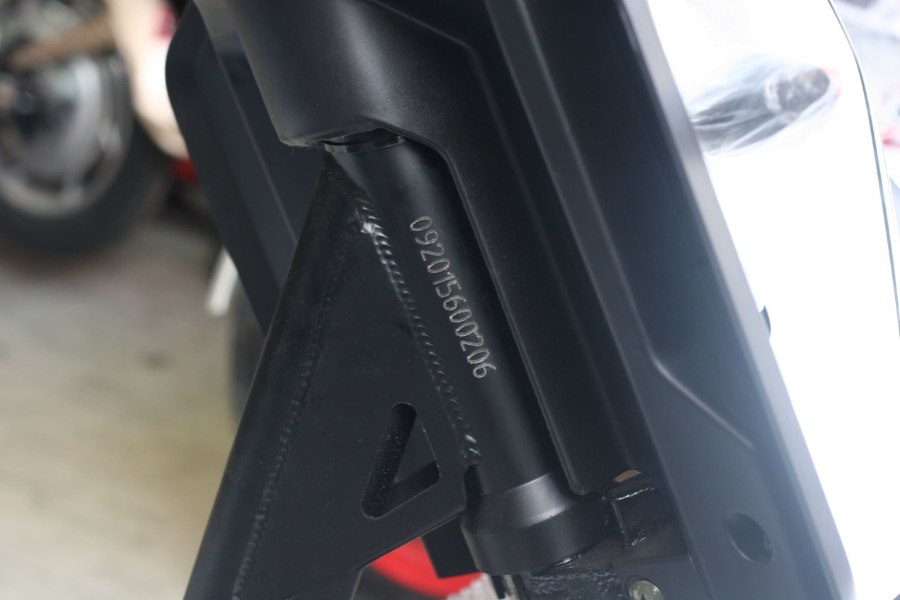 Xác định vị trí, quan sát dãy ký tự và đối chiếu với giấy tờ xe để kiểm tra thông tin