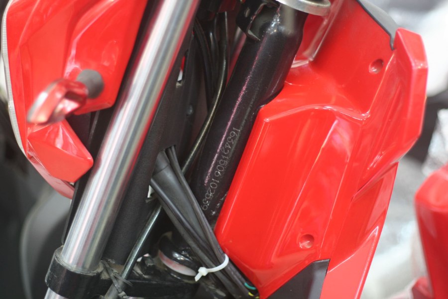 Kiểm tra trực tiếp trên xe bằng cách tìm và đọc dãy số khung