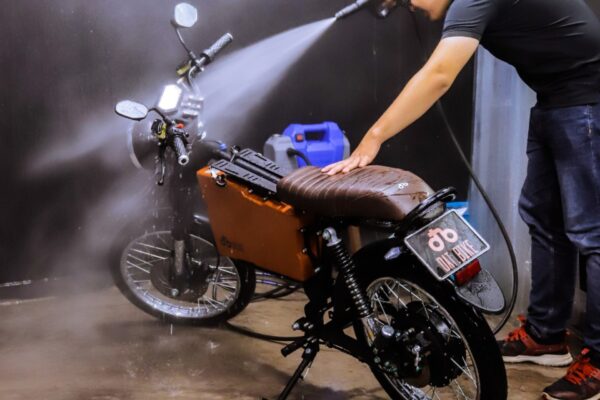 Hướng dẫn rửa xe máy điện đúng cách, an toàn ngay tại nhà