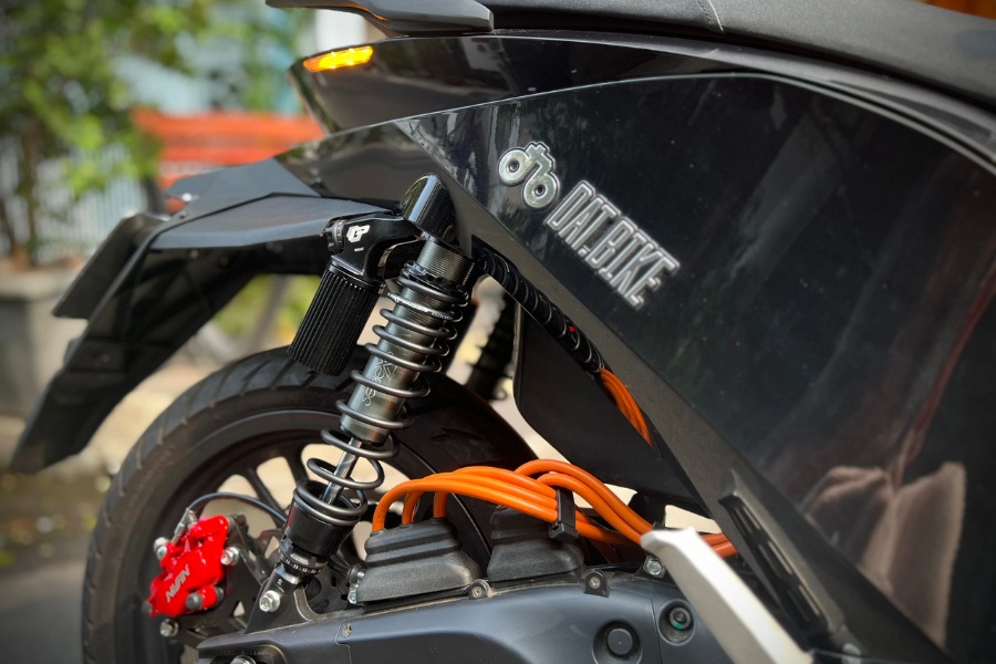 Phanh thủy lực dùng dầu thủy lực để truyền lực từ tay phanh đến má phanh