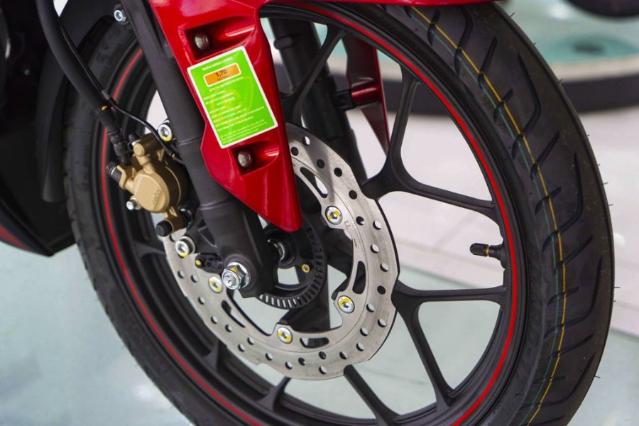 Phanh ABS tự động điều chỉnh áp suất phanh để ngăn bánh xe bị khóa cứng khi phanh gấp