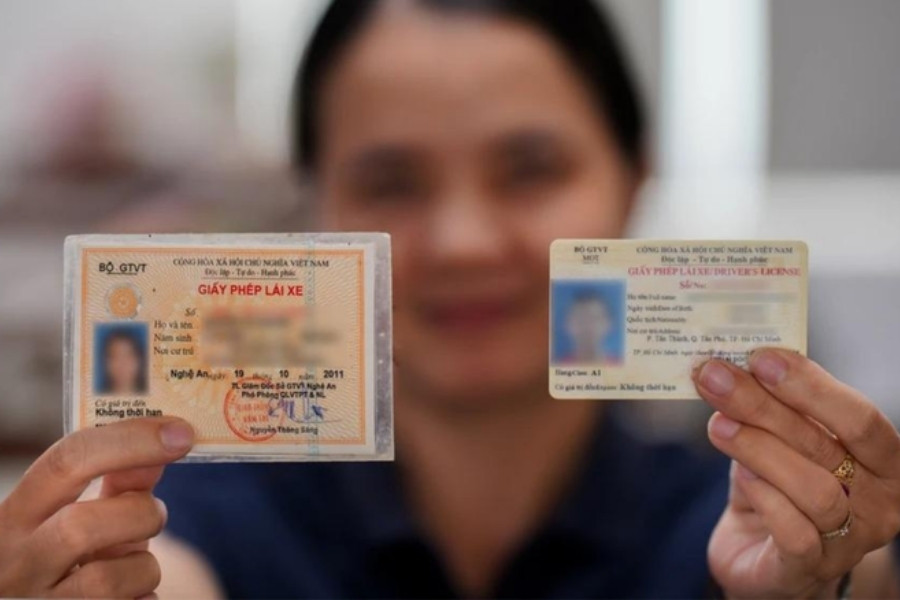 Bằng cũ màu vàng đậm giấy ép, bằng mới màu vàng rơm nhạt thẻ nhựa PET Bằng cũ màu vàng đậm giấy ép, bằng mới màu vàng rơm nhạt thẻ nhựa PET