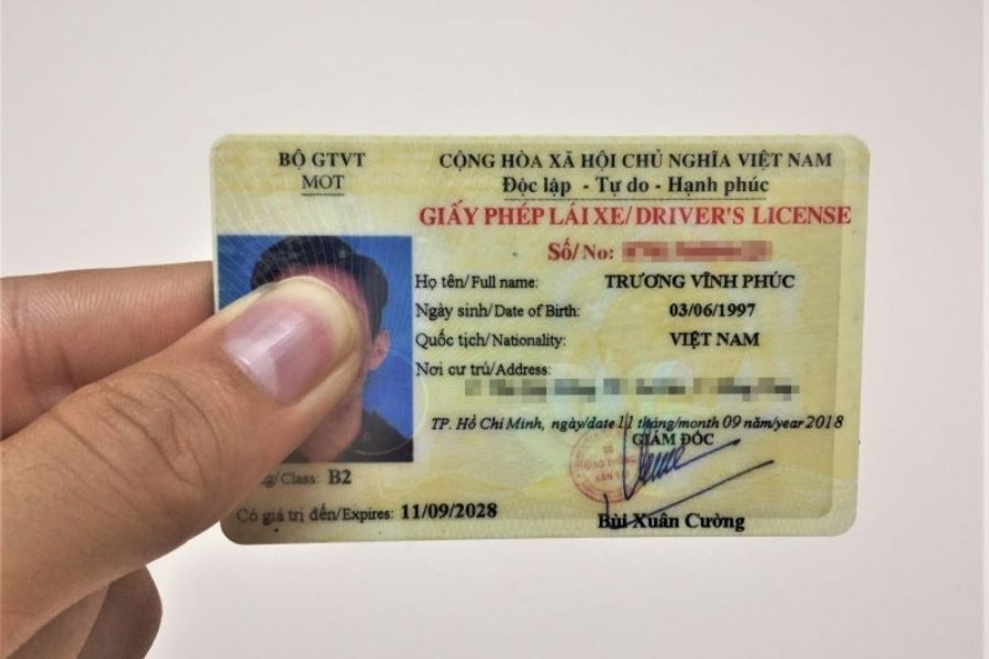 Bằng thật có màu vàng rơm chuẩn, chữ sắc nét và phản quang 7 màu khi nghiêng dưới ánh sáng Bằng thật có màu vàng rơm chuẩn, chữ sắc nét và phản quang 7 màu khi nghiêng dưới ánh sáng