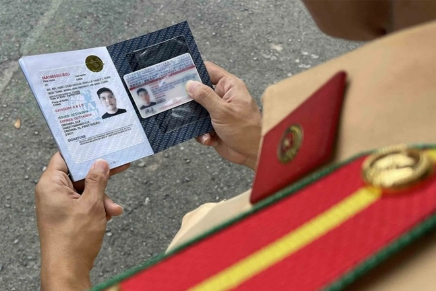 Bằng lái xe quốc tế (IDP) có màu xám hoặc xanh đen, được thiết kế dưới dạng sổ thay vì thẻ nhựa Bằng lái xe quốc tế (IDP) có màu xám hoặc xanh đen, được thiết kế dưới dạng sổ thay vì thẻ nhựa