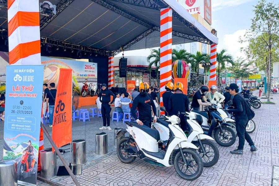 Nhận Giấy chứng nhận và biển số đăng ký xe