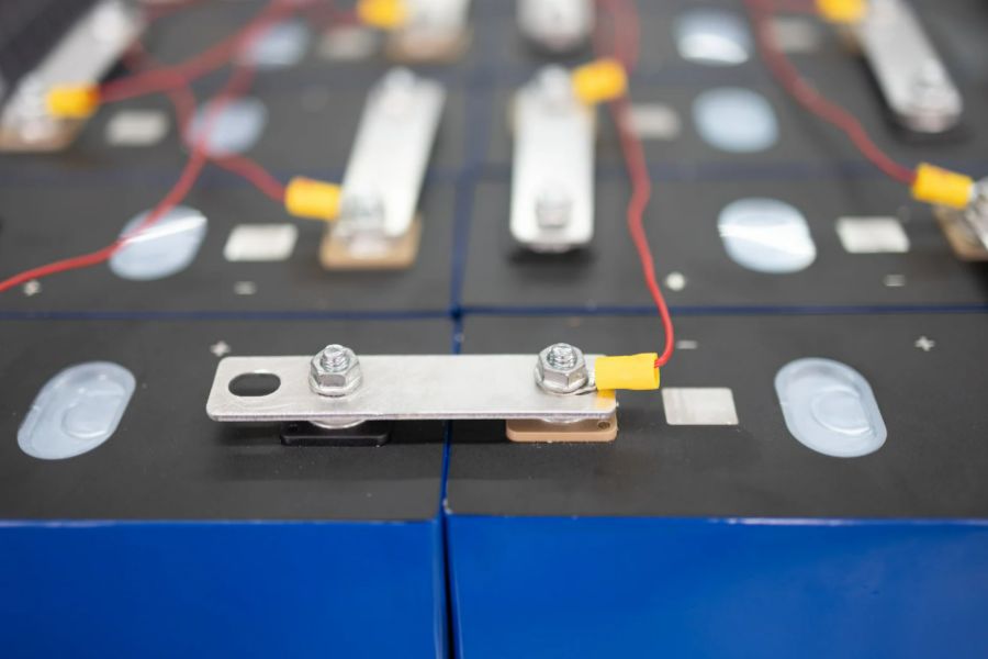 Đấu nối tiếp là cách kết nối các bình ắc quy nối đầu dương với đầu âm để tăng điện áp cho hệ thống