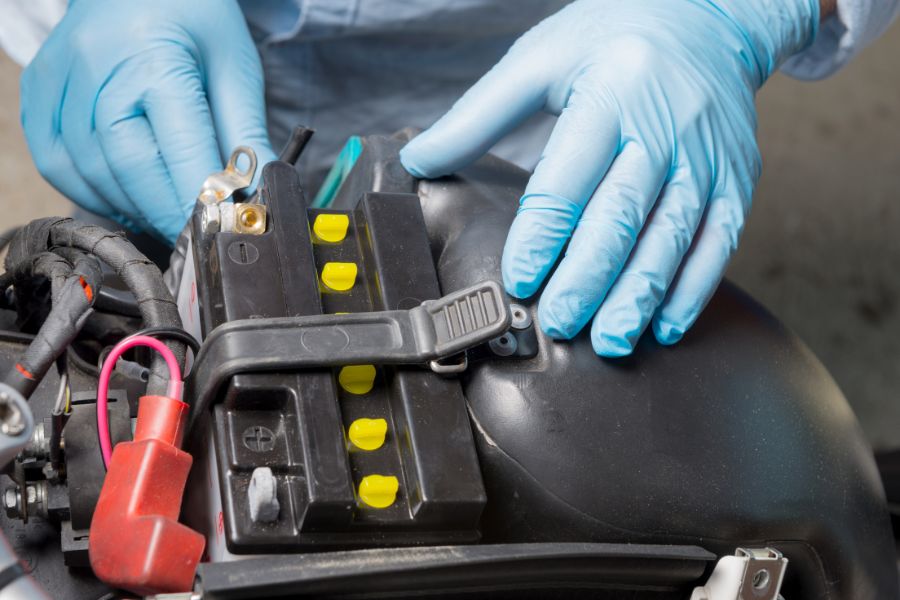 Đấu song song là cách nối các cực cùng dấu với nhau để giữ nguyên điện áp nhưng tăng dung lượng