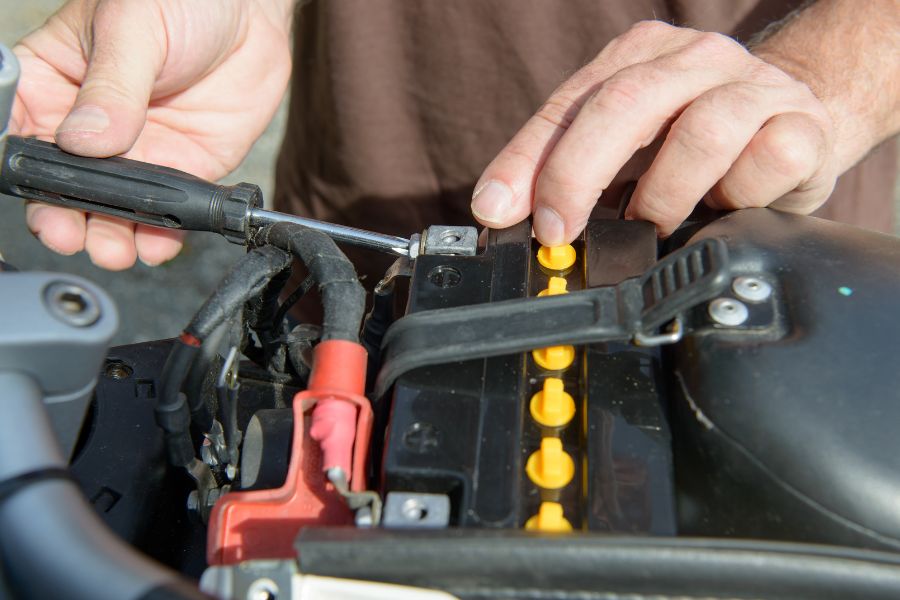 Tháo cực Âm (-) ắc quy cũ trước để ngắt mạch điện