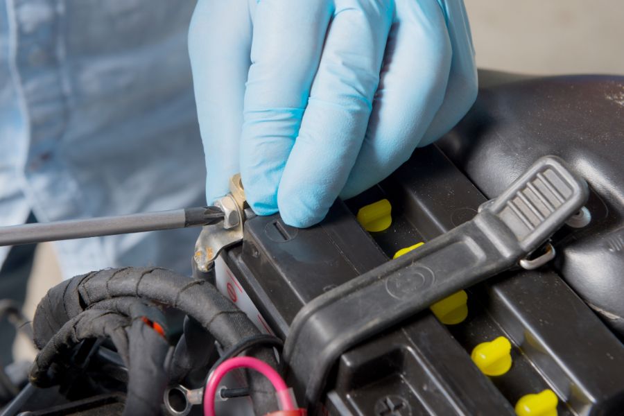 Thay bình cũ bằng bình mới và đấu đúng cực để xe hoạt động an toàn