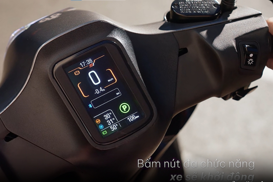 Mang theo chìa khóa thông minh hoặc điện thoại đã kết nối, xe sẽ tự động mở và khóa