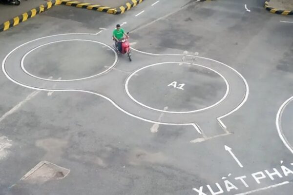 Thi bằng lái xe máy A1 nghiêm chỉnh