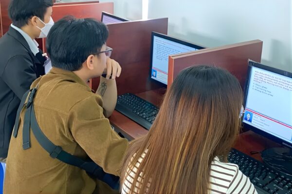 Thực hành thi lý thuyết sát hạch trên máy tính 