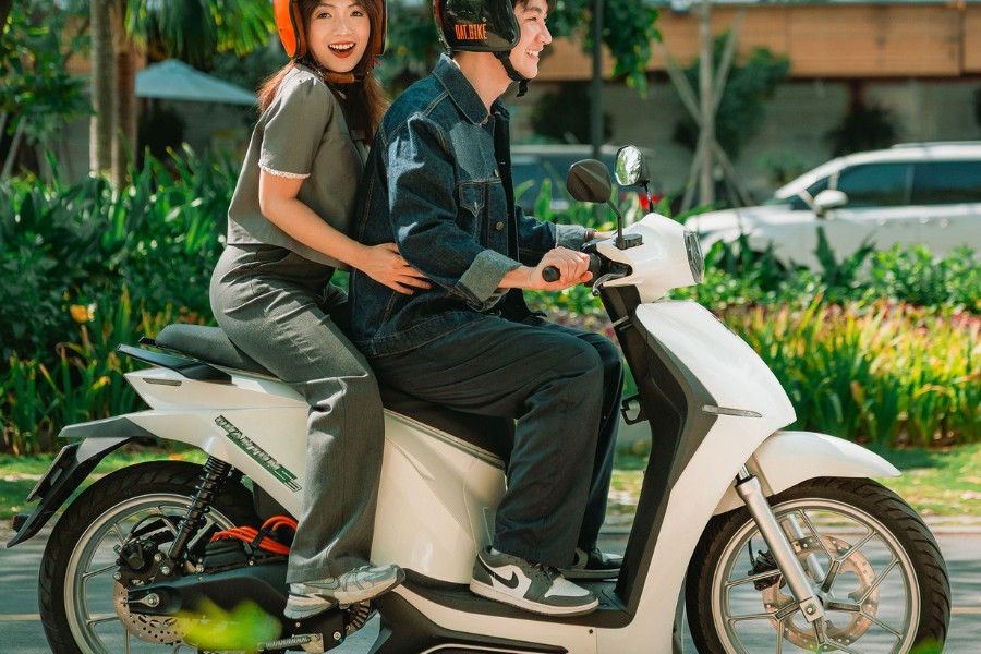 Động cơ 6000W mạnh mẽ và khả năng đi 200 km/lần sạc