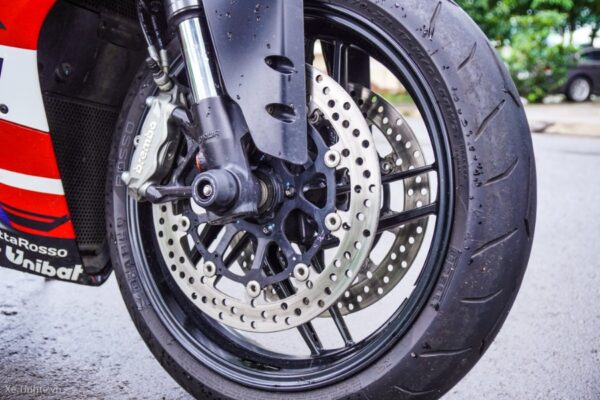 Má phanh xe máy là bộ phận quan trọng cho chuyến đi an toàn