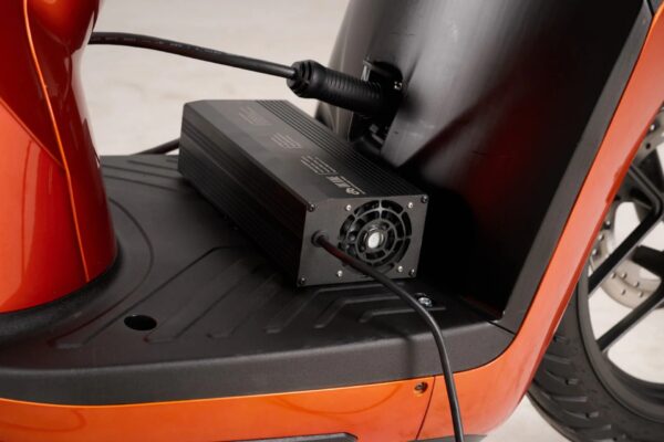 Sử dụng bộ sạc chính hãng tăng sự bền bỉ trong thời gian sử dụng xe