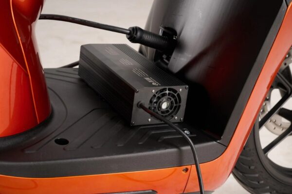 Sạc pin xe máy điện Dat Bike an toàn, tiện lợi và nhanh chóng