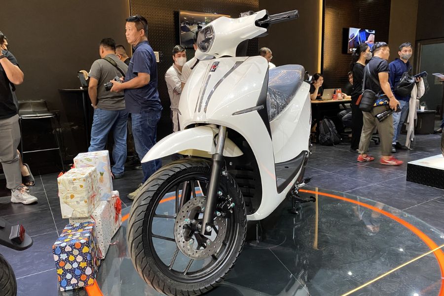 Xe máy điện Dat Bike có khả năng chống nước tốt, yên tâm đi mưa