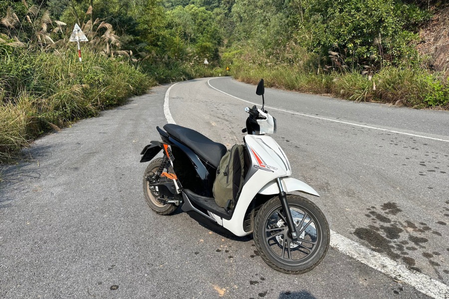 Hãy sạc đầy pin, kiểm tra kỹ lốp, phanh, đèn và lên kế hoạch trạm sạc dọc đường