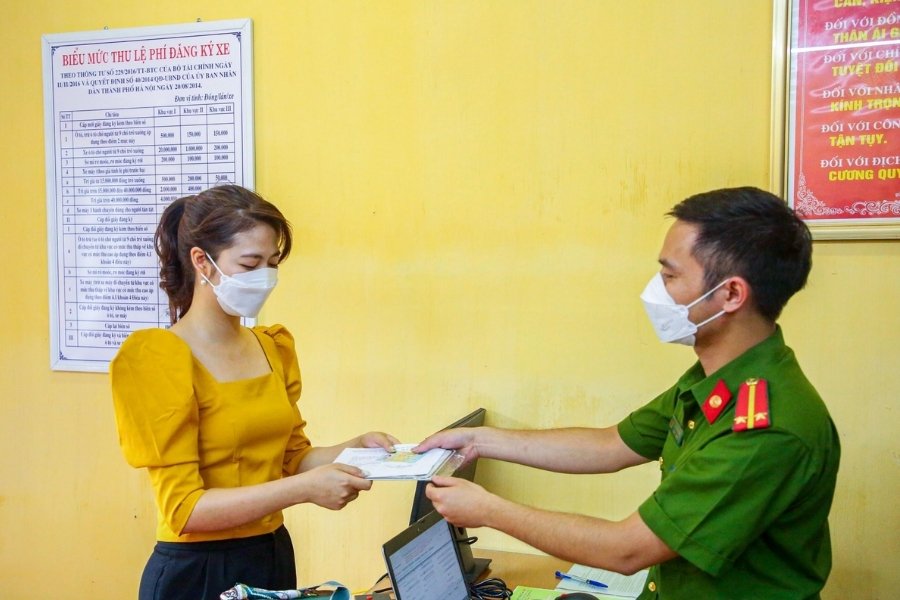 Bạn nộp lệ phí trước bạ, đưa xe đến cơ quan Công an để kiểm tra hồ sơ/bấm biển số và nhận giấy hẹn lấy cà vẹt Bạn nộp lệ phí trước bạ, đưa xe đến cơ quan Công an để kiểm tra hồ sơ/bấm biển số và nhận giấy hẹn lấy cà vẹt