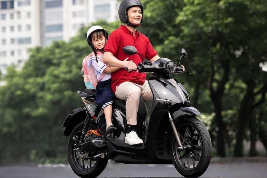 Người điều khiển và người ngồi trên xe mô tô, xe gắn máy, xe đạp điện bắt buộc phải đội mũ bảo hiểm