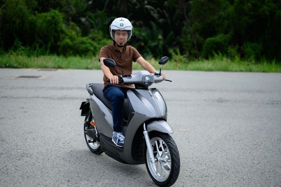 Chọn mũ có đủ 3 lớp, vỏ cứng, lõi xốp dày, quai chắc chắn và phải dán tem hợp quy CR rõ ràng