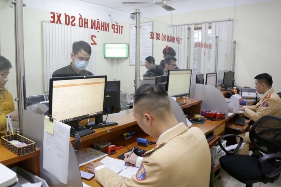 Bạn chỉ cần nộp hồ sơ tại Sở Giao thông vận tải, chụp ảnh trực tiếp, nộp lệ phí Bạn chỉ cần nộp hồ sơ tại Sở Giao thông vận tải, chụp ảnh trực tiếp, nộp lệ phí