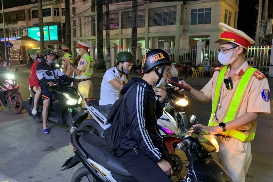 Cấm tuyệt đối người điều khiển xe máy tham gia giao thông khi trong máu hoặc hơi thở có nồng độ cồn Cấm tuyệt đối người điều khiển xe máy tham gia giao thông khi trong máu hoặc hơi thở có nồng độ cồn