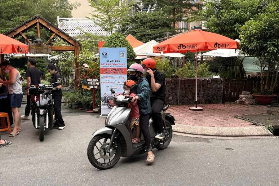 Tuổi Nhâm Dần mệnh Kim hợp màu trắng, xám, vàng, nâu
