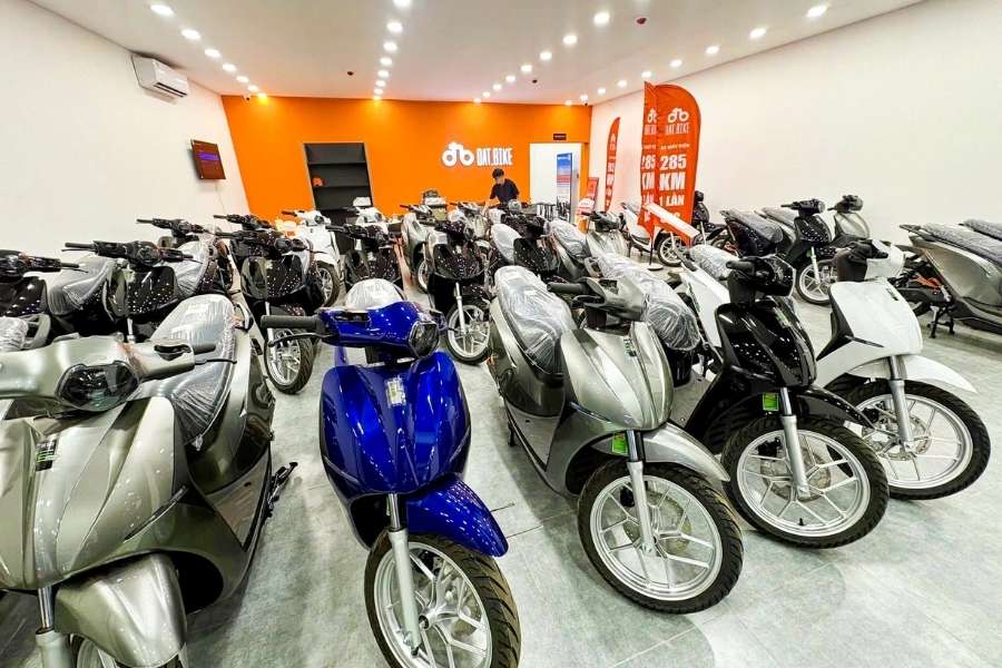 Tuổi Ngọ hợp các màu như xanh nước biển, đỏ, vàng, trắng hoặc đen tùy vào từng bản mệnh