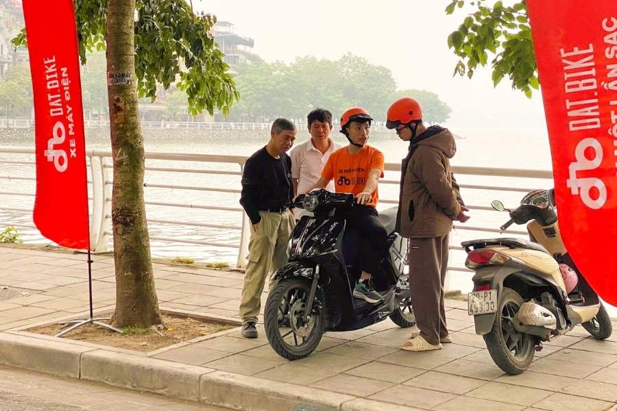 Tuổi Quý Sửu 1973 hợp nhất với màu đen, xanh dương