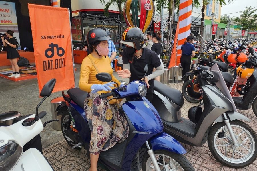 Tuổi Canh Thân 1980 hợp màu đen, xanh dương giúp gia tăng tài vận, bình an