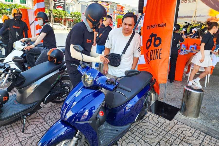 Tuổi Nhâm Thìn mệnh Thủy hợp nhất với màu đen, xanh nước biển