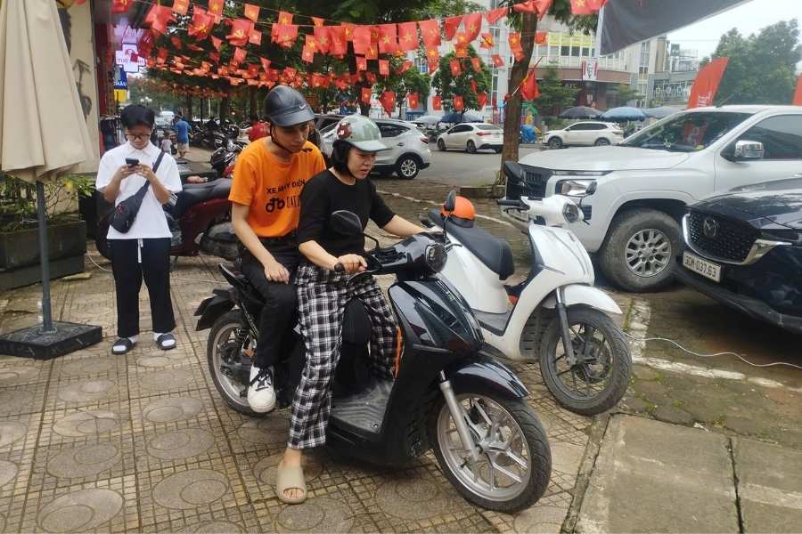 Tuổi Bính Tý 1996 mệnh Thủy hợp màu trắng, đen, xanh dương