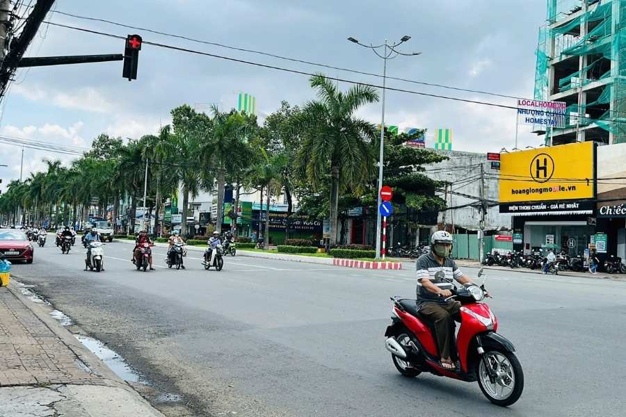 Vượt đèn đỏ là lỗi phương tiện đi qua vạch dừng khi tín hiệu đèn đã chuyển sang màu đỏ