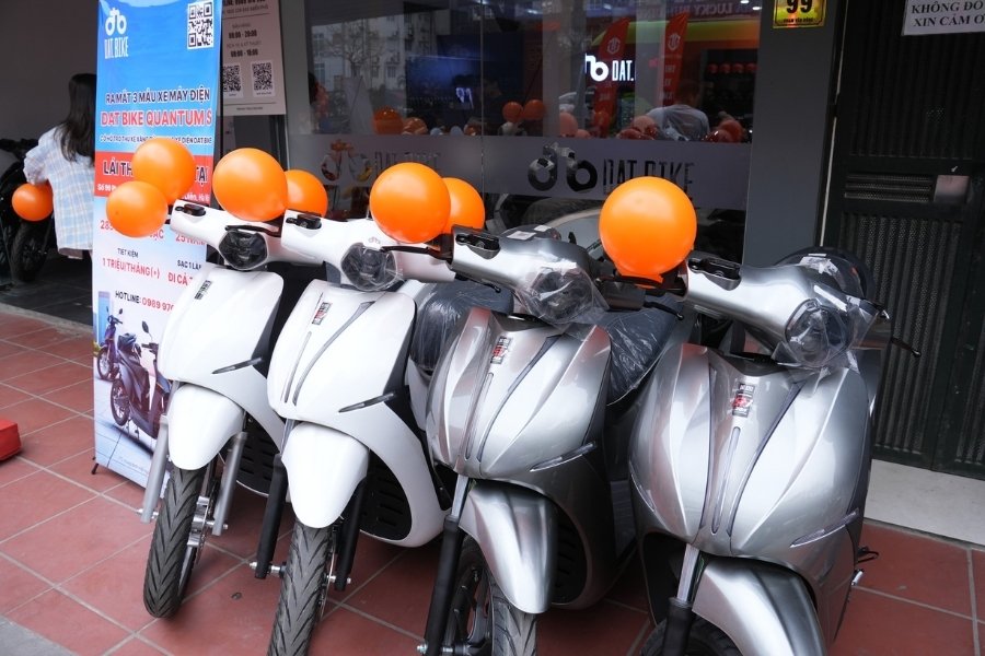 Chọn xe máy điện Dat Bike để làm chủ tài chính, xóa bỏ nỗi lo giá xăng tăng và sống xanh bền vững