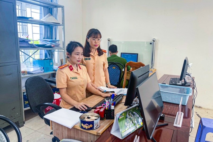 Công chứng hợp đồng, nộp lệ phí trước bạ, thu hồi biển cũ và đăng ký mới tại công an