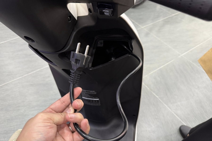 Chế độ sạc pin của xe máy điện Era mang lại sự tiện lợi, nhanh chóng cho cuộc sống hiện đại