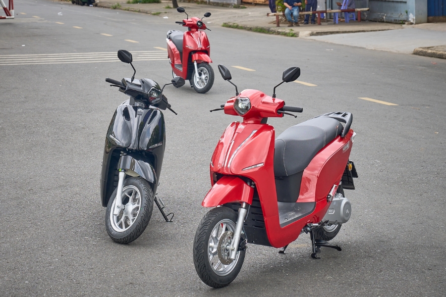 Chọn E2 nếu ưu tiên giá tốt, chọn E1 để trải nghiệm sạc siêu tốc và phanh CBS an toàn hơn Chọn E2 nếu ưu tiên giá tốt, chọn E1 để trải nghiệm sạc siêu tốc và phanh CBS an toàn hơn