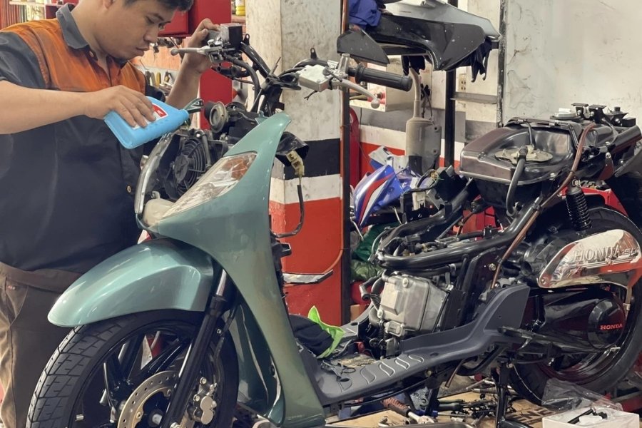 Giá nước mát xe máy phổ biến dao động từ 40.000đ đến 200.000đ tùy loại và dung tích