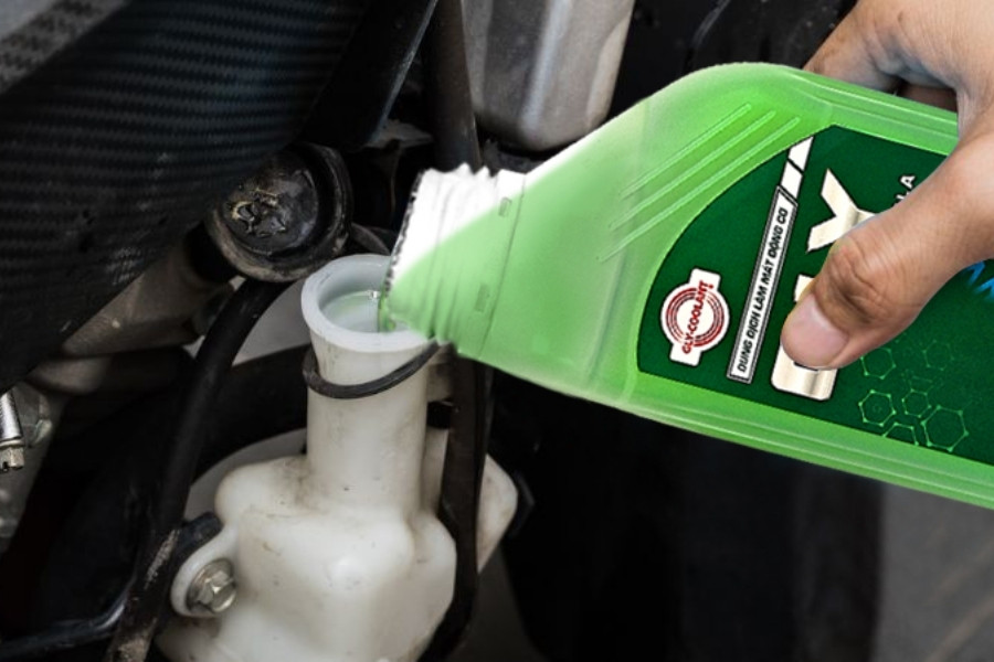 Xả sạch nước cũ, súc rửa két nước, rồi châm đầy nước mát mới vào bình chính và phụ