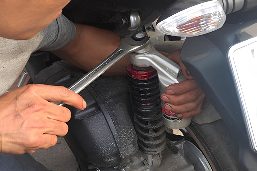 Đảm bảo phuộc xe máy hoạt động bình thường khi bạn di chuyển